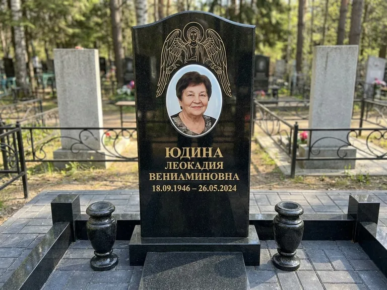Памятник с гравировкой ангела — гравировка двух ангелов по сторонам портрета, работа «Гордеева» в Новом Уренгое