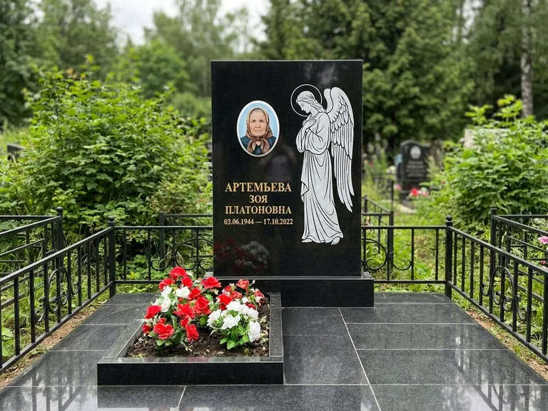 Памятник с гравировкой ангела — гравировка ангела в облаках с лучами над портретом, работа «Фаддеев» в Новом Уренгое