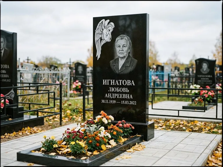 Памятник с гравировкой ангела — белая гравировка скорбящего ангела над портретом, работа «Игнатова» в Новом Уренгое