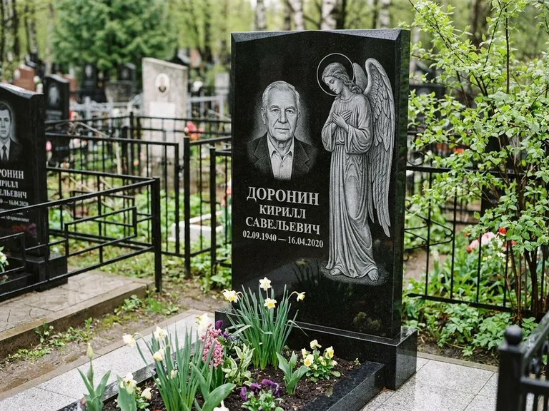 Памятник с гравировкой ангела — гравировка ангела-хранителя сбоку от портрета, работа «Доронин» в Новом Уренгое