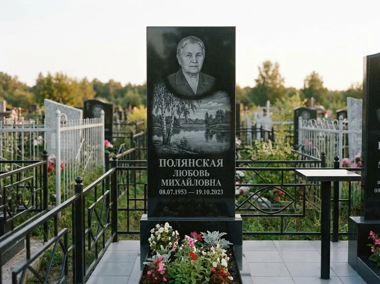 Памятник с гравировкой берёзы — гравировка берёзы у зеркального озера, работа «Полянская» в Новом Уренгое