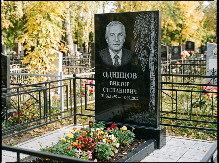 Памятник с гравировкой берёзы — гравировка плакучей берёзы с тонкими ветвями, работа «Одинцов» в Новом Уренгое