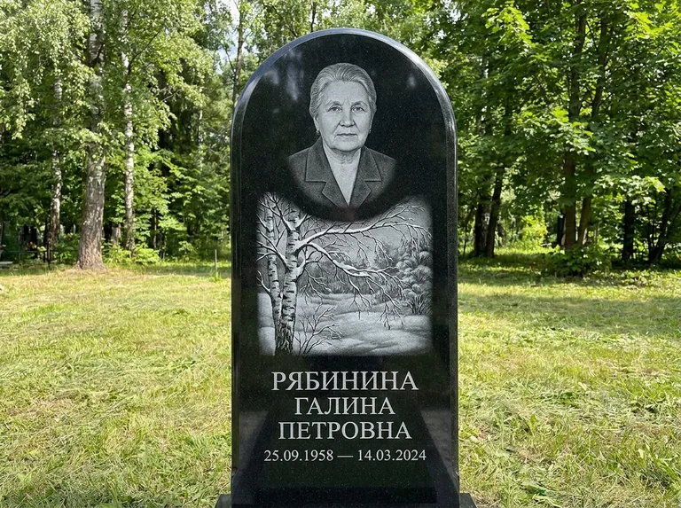 Памятник с гравировкой берёзы: стела с плавным арочным верхом — зимняя берёза, снег на ветвях, газон без ограды, стриженая трава, работа «Рябинина» в Новом Уренгое