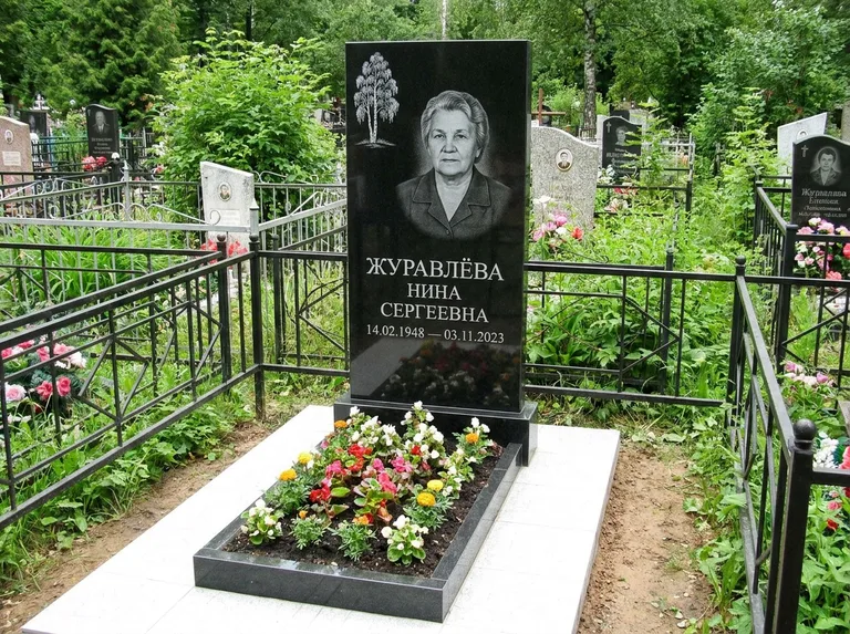 Памятник с гравировкой берёзы — гравировка одинокой берёзы над именем, работа «Журавлёва» в Новом Уренгое