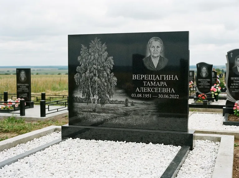 Памятник с гравировкой берёзы: широкая горизонтальная стела — берёза у поля, простор до горизонта, белая мраморная крошка с бордюром, работа «Верещагина» в Новом Уренгое