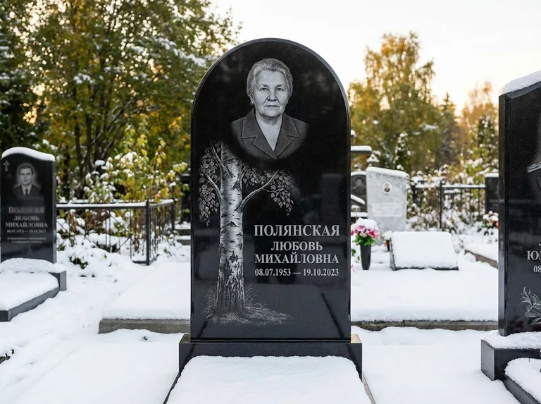 Памятник с гравировкой берёзы: полукруглая стела — объёмная одинокая берёза с фактурной корой, заснеженный зимний участок, работа «Полянская» в Новом Уренгое
