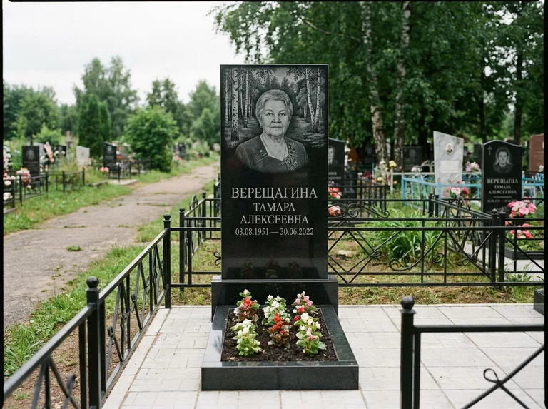 Памятник с гравировкой берёзы — гравировка берёзовой рощи в глубину, работа «Верещагина» в Новом Уренгое