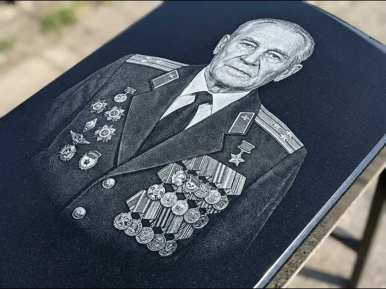 Гравировка фото на памятнике — военный / ветеран в Новом Уренгое