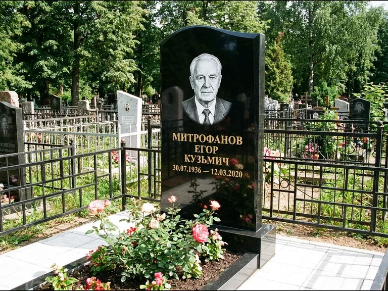 Гравировка портрета на чёрном граните — выполненная работа 29 в Новом Уренгое