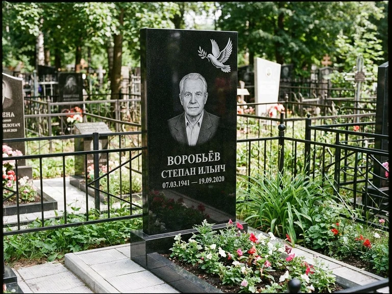 Гравировка голубей на памятник в Новом Уренгое — памятник из чёрного гранита с гравировкой