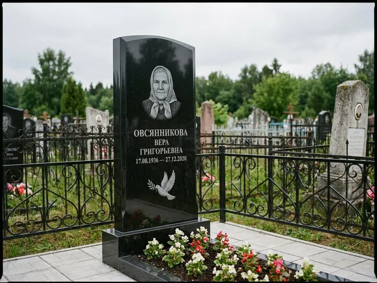 Памятник с гравировкой голубей — гравировка голубя с оливковой ветвью рядом с эпитафией, работа «Овсянникова» в Новом Уренгое