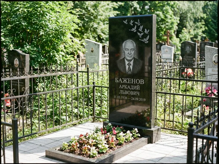 Памятник с гравировкой голубей — гравировка стаи голубей, взлетающей от угла стелы, работа «Баженов» в Новом Уренгое