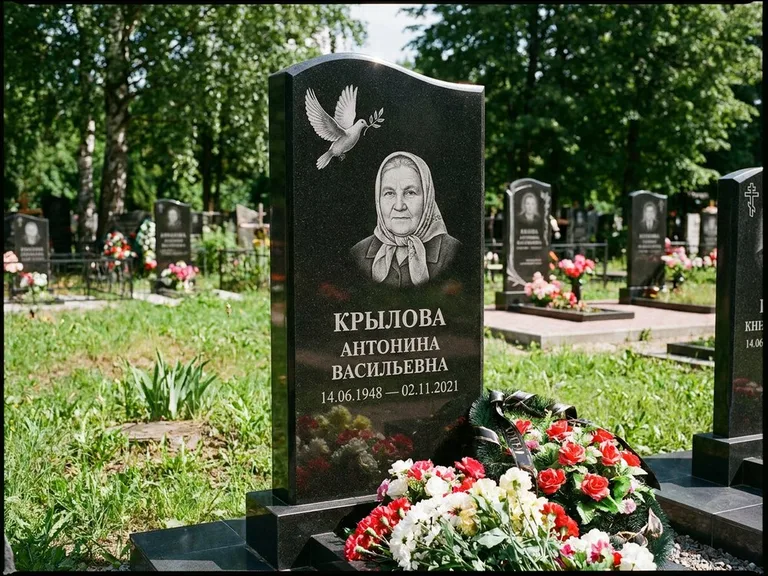 Памятник с гравировкой голубей — гравировка голубей, работа «Крылова» в Новом Уренгое