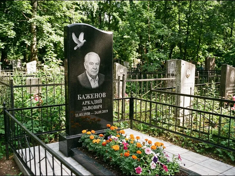 Памятник с гравировкой голубей — белая гравировка взлетающего голубя над портретом, работа «Баженов» в Новом Уренгое