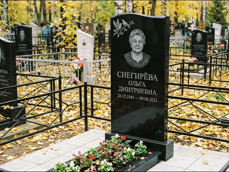 Памятник с гравировкой голубей — гравировка пары голубей на ветке в верхнем углу стелы, работа «Снегирёва» в Новом Уренгое