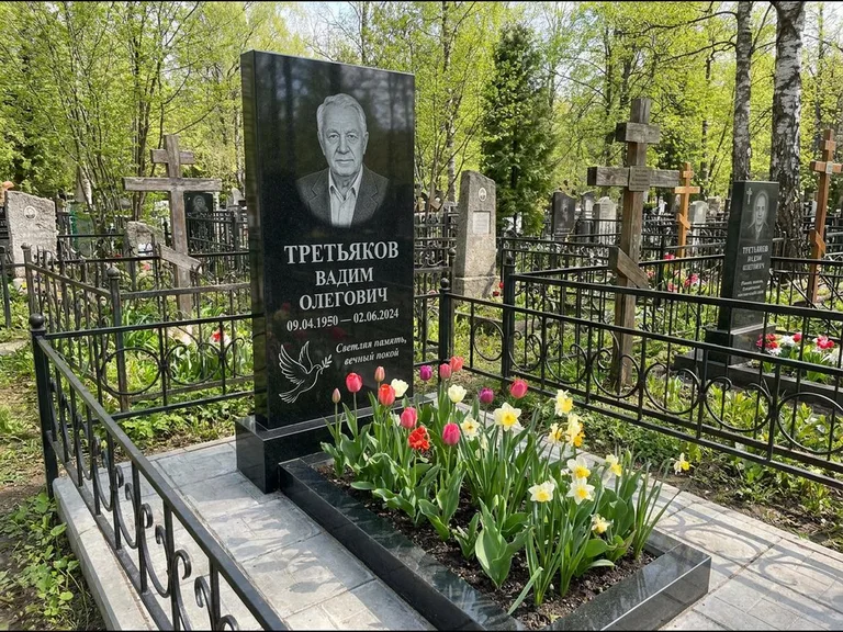 Памятник с гравировкой голубей — гравировка голубя с оливковой ветвью рядом с эпитафией, работа «Третьяков» в Новом Уренгое