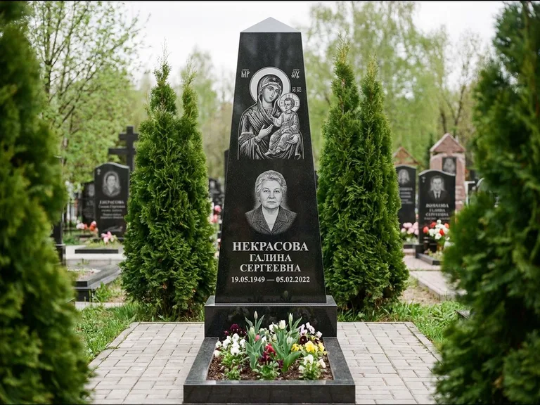Памятник с гравировкой иконы — образ Николая Чудотворца, работа «Третьяков» в Новом Уренгое