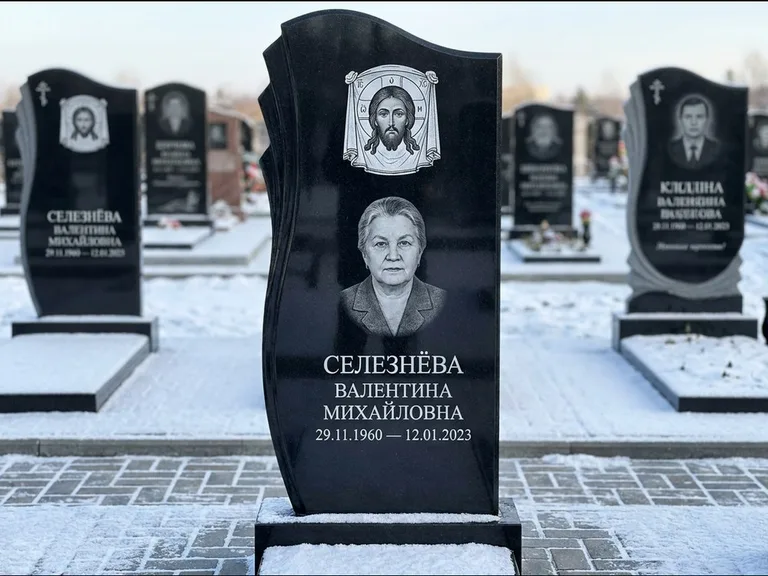 Памятник с гравировкой иконы — Казанская икона Божией Матери на стеле, работа «Одинцов» в Новом Уренгое
