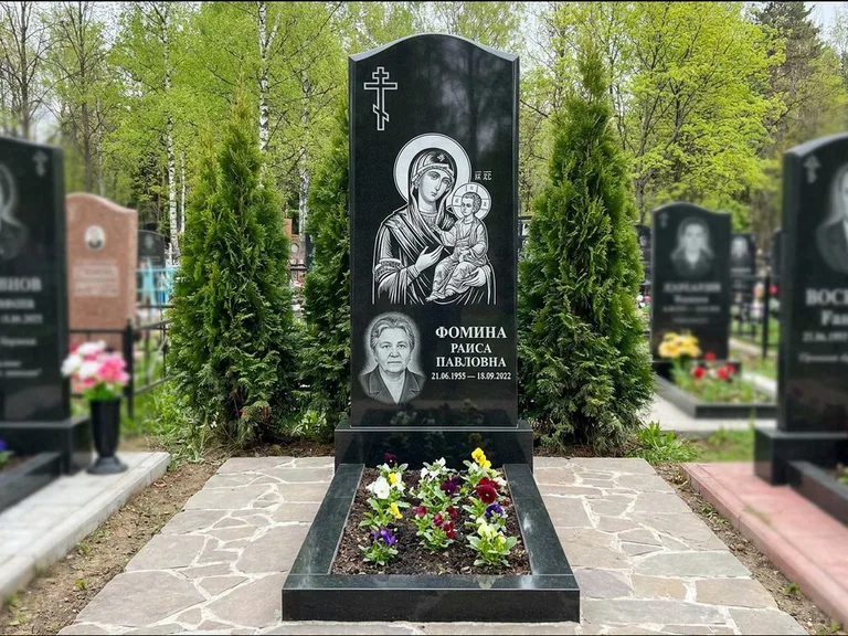 Памятник с гравировкой иконы — икона в резном киоте, работа «Гущин» в Новом Уренгое