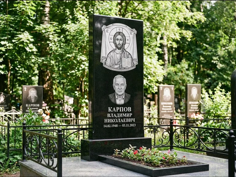 Памятник с гравировкой иконы: широкая двойная семейная стела — золочёный нимб на образе, цветник с красными розами, работа «Воронцова» в Новом Уренгое
