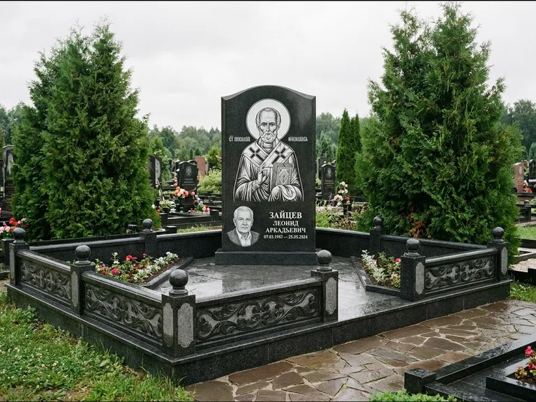 Памятник с гравировкой иконы: стела с гранитным столиком и скамьёй — Архангел Михаил на стеле, семейный участок с плиткой, работа «Верещагина» в Новом Уренгое