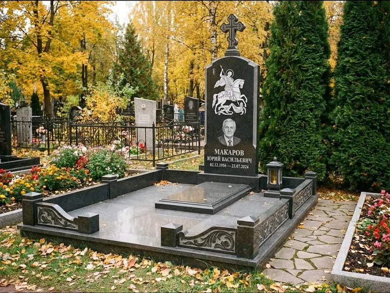 Памятник с гравировкой иконы: ступенчатая трёхуровневая стела — золочёный нимб на образе, дорожка из природного плитняка, работа «Лебедева» в Новом Уренгое