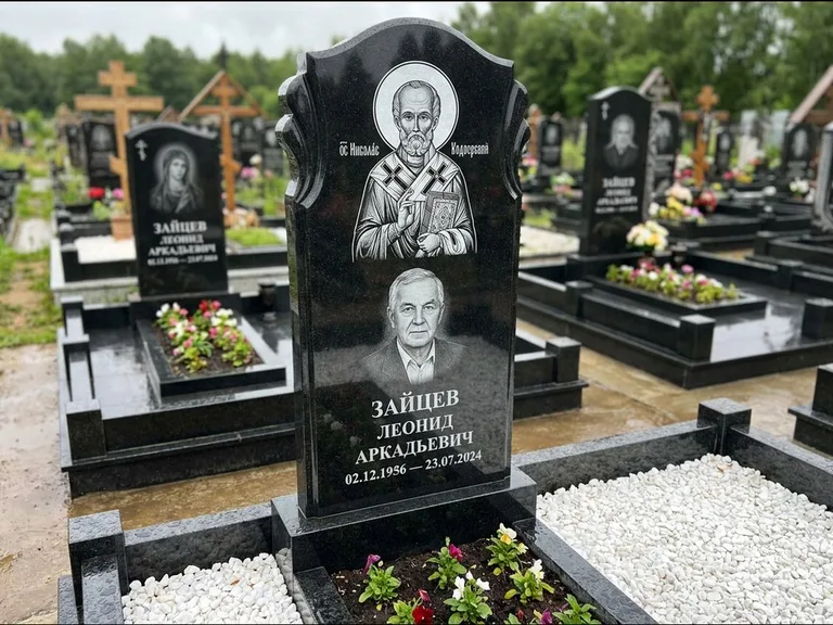 Памятник с гравировкой иконы — образ Николая Чудотворца, работа «Лебедева» в Новом Уренгое