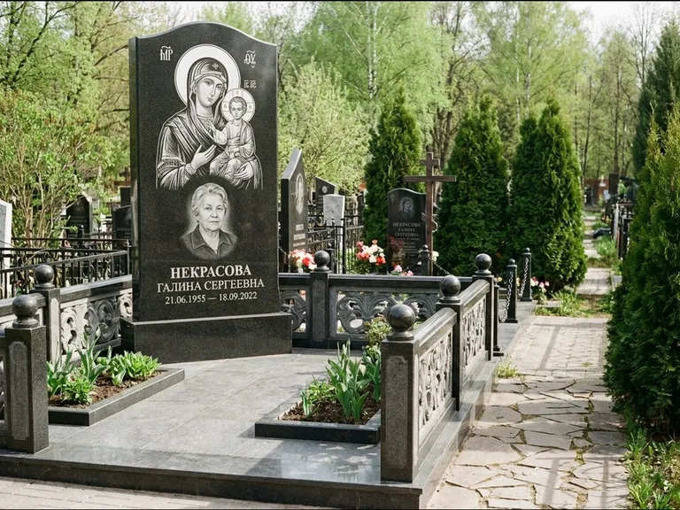 Памятник с гравировкой иконы: полукруглая стела с купольным навершием — Архангел Михаил на стеле, заснеженный зимний участок, работа «Гущин» в Новом Уренгое