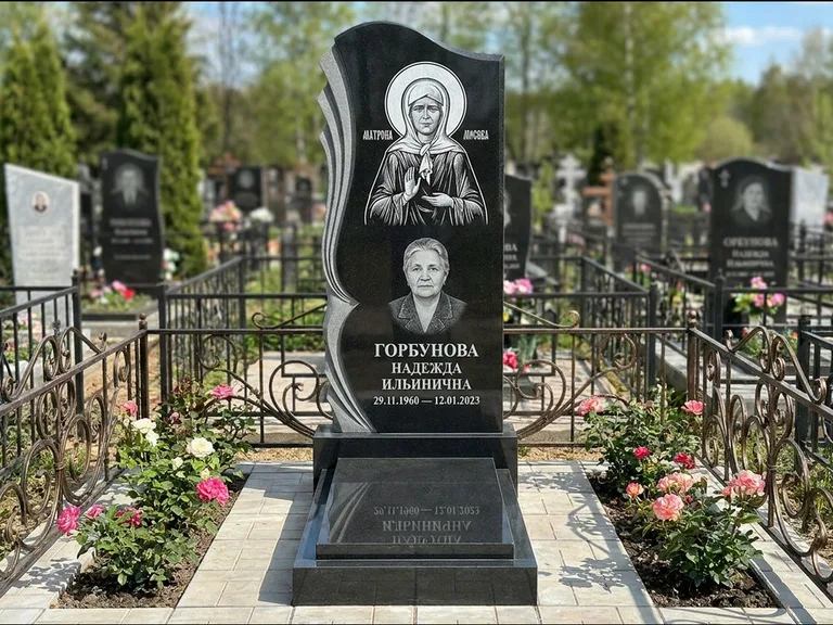 Памятник с гравировкой иконы — икона в резном киоте, работа «Одинцов» в Новом Уренгое