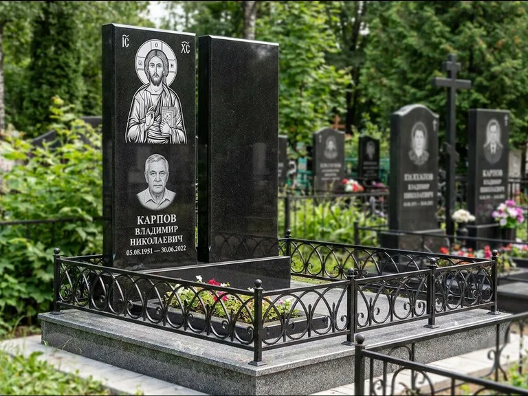 Памятник с гравировкой иконы — Казанская икона Божией Матери на стеле, работа «Богданова» в Новом Уренгое