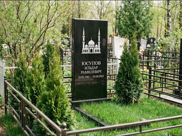 Мусульманский памятник с гравировкой мечети — силуэт мечети с двумя минаретами над именем, работа «Юсупов» в Новом Уренгое