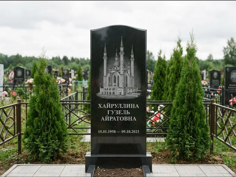 Мусульманский памятник с гравировкой мечети — мечеть Кул-Шариф на обороте стелы, работа «Хайруллина» в Новом Уренгое