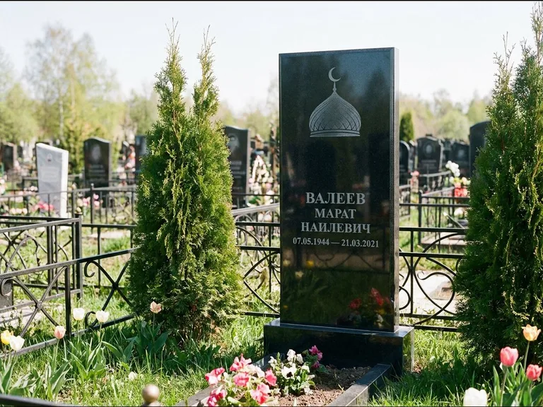 Мусульманский памятник с гравировкой мечети — купол с полумесяцем в верхней части, работа «Валеев» в Новом Уренгое