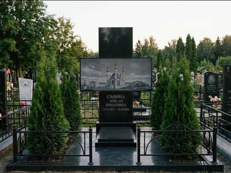 Мусульманский памятник с гравировкой мечети — панорама мечети во всю ширину стелы, работа «Сафина» в Новом Уренгое
