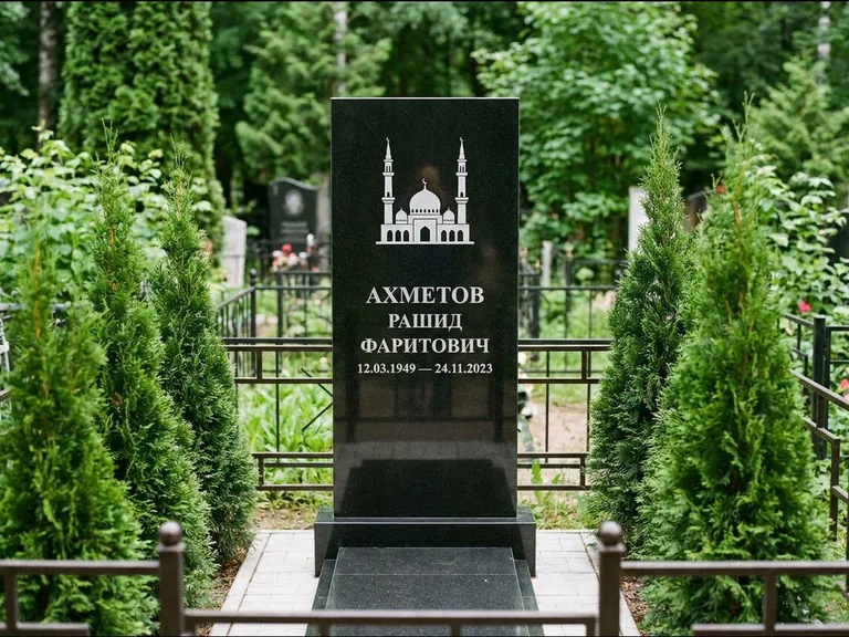 Мусульманский памятник с гравировкой мечети — силуэт мечети с двумя минаретами над именем, работа «Ахметов» в Новом Уренгое