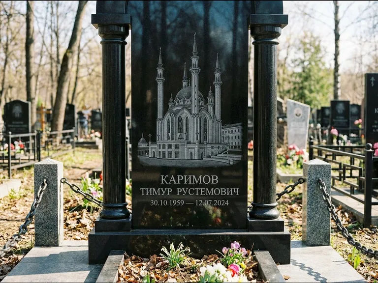 Мусульманский памятник с гравировкой мечети: стела с колоннами-минаретами по бокам — детализированная гравировка мечети Кул-Шариф, гранитные столбики с провисающей цепью, работа «Каримов» в Новом Уренгое
