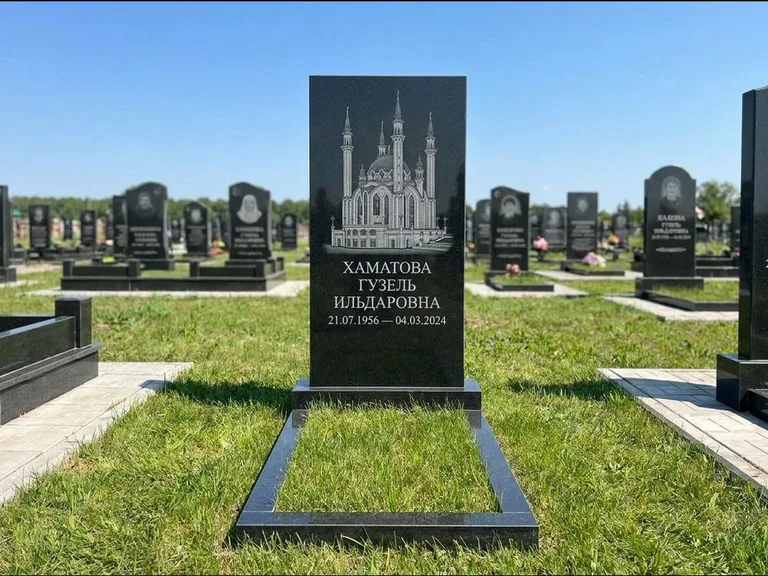 Мусульманский памятник с гравировкой мечети: небольшая скромная одиночная стела — золочёная гравировка мечети, аккуратный участок с газоном, работа «Нигматуллина» в Новом Уренгое