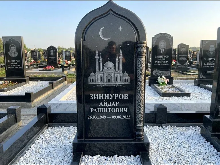 Мусульманский памятник с гравировкой мечети: стела с михраб-верхом и резной боковой колонной — детализированная гравировка мечети Кул-Шариф, белая мраморная крошка, работа «Ахметов» в Новом Уренгое