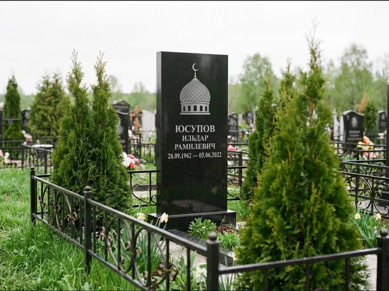 Мусульманский памятник с гравировкой мечети — купол с полумесяцем в верхней части, работа «Юсупов» в Новом Уренгое