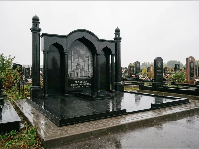 Мусульманский памятник с гравировкой мечети: семейный мемориал с колоннами-минаретами и аркой — золочёная гравировка мечети, большая мощёная площадка, работа «Абдуллаева» в Новом Уренгое