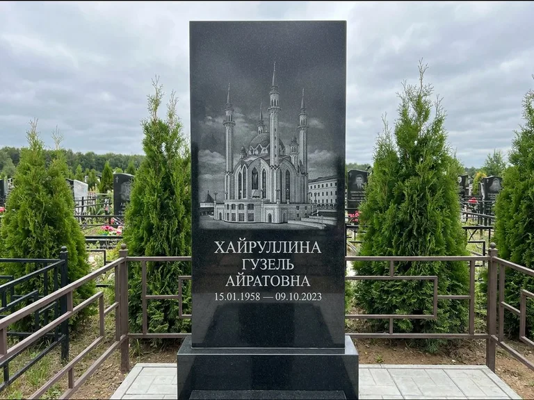Мусульманский памятник с гравировкой мечети — панорама мечети во всю ширину стелы, работа «Хайруллина» в Новом Уренгое