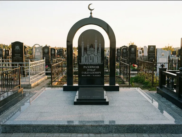 Мусульманский памятник с гравировкой мечети: монументальная стела-арка с полумесяцем на вершине — детализированная гравировка мечети Кул-Шариф, мощёная гранитная площадка с бордюром, работа «Юсупов» в Новом Уренгое