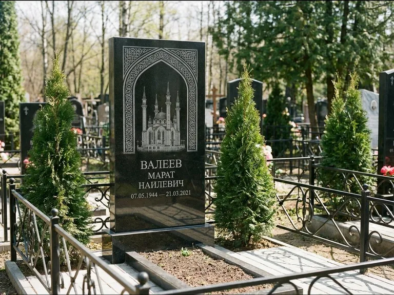 Мусульманский памятник с гравировкой мечети — мечеть в восточной арке с орнаментом, работа «Валеев» в Новом Уренгое