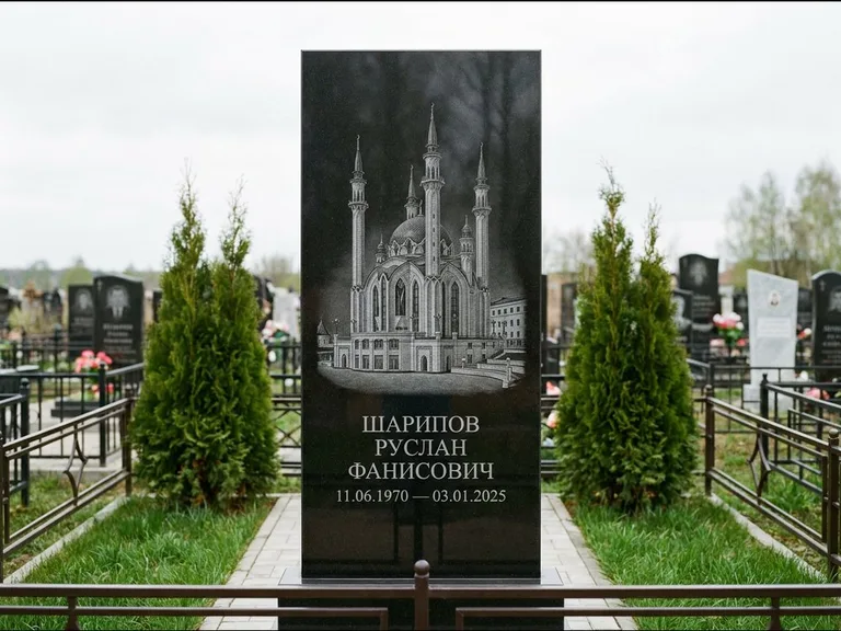 Мусульманский памятник с гравировкой мечети — мечеть Кул-Шариф на обороте стелы, работа «Шарипов» в Новом Уренгое