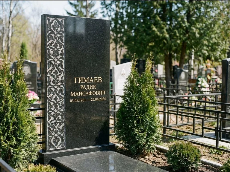 Мусульманский памятник — колонна ислими по краю стелы, работа «Гимаев» в Новом Уренгое
