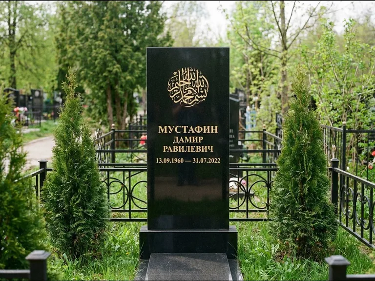 Мусульманский памятник — шахада в верхней части стелы, работа «Мустафин» в Новом Уренгое