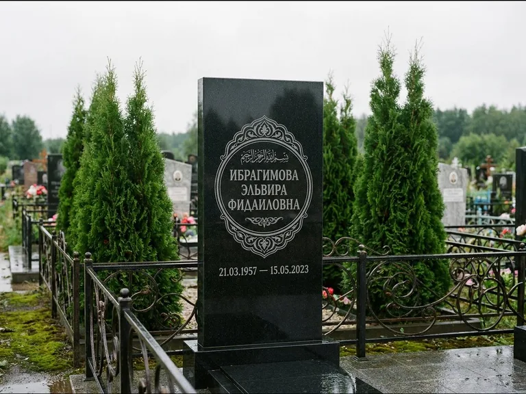 Мусульманский памятник — имя на арабском в картуше, работа «Ибрагимова» в Новом Уренгое
