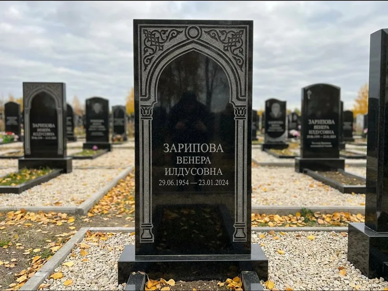 Мусульманский памятник: фигурная стела с михраб-нишей — гравировка мечети в михраб-арке с орнаментом, светлая гравийная отсыпка, работа «Зарипова» в Новом Уренгое