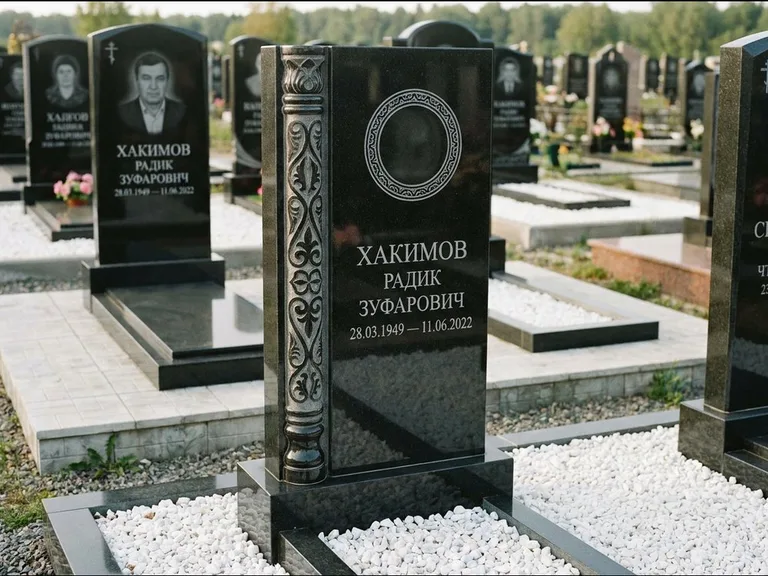 Мусульманский памятник: стела с боковой резной орнаментальной колонной — детализированная гравировка мечети Кул-Шариф, белая мраморная крошка, работа «Хабибуллин» в Новом Уренгое