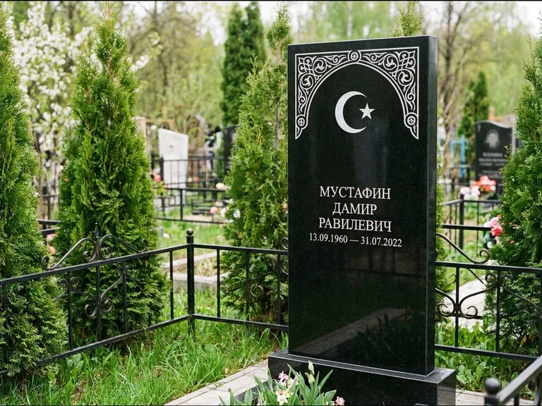 Мусульманский памятник — полумесяц со звездой и орнамент-бордюр, работа «Мустафин» в Новом Уренгое